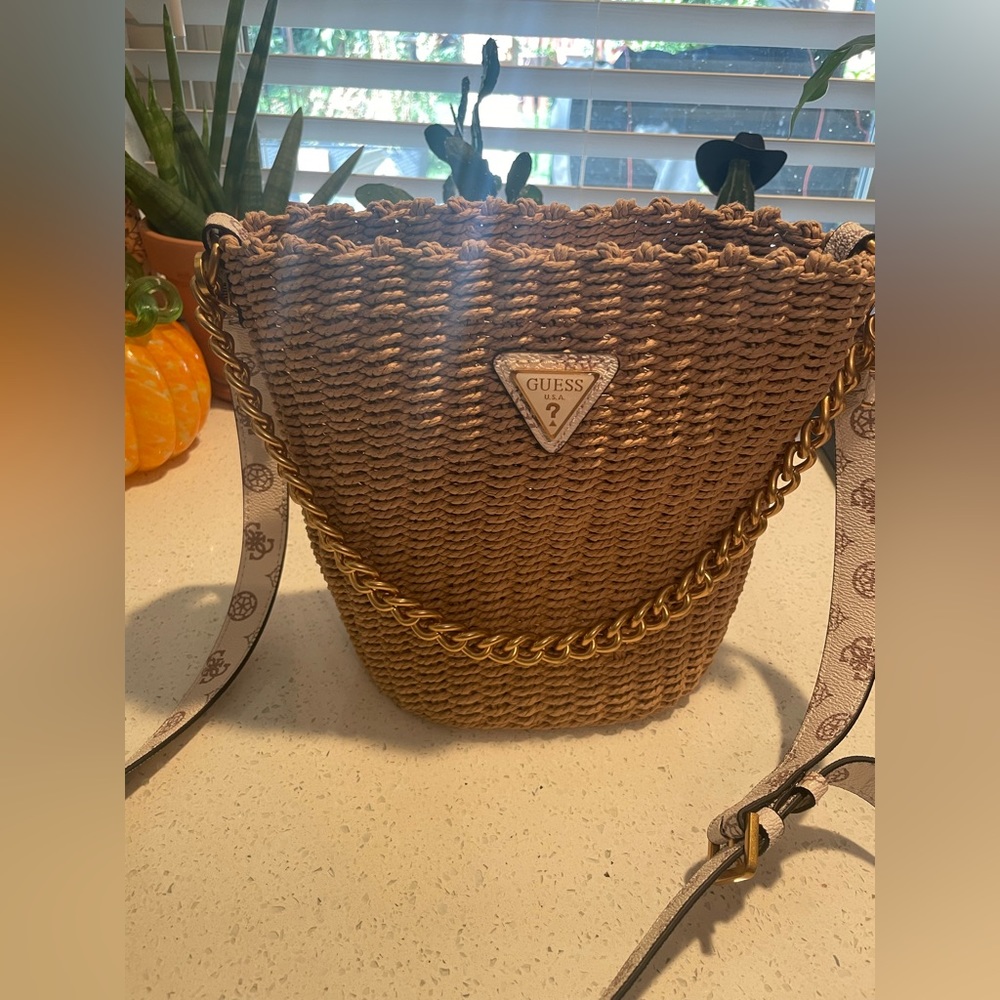 Guess Lilica Bucket Bag